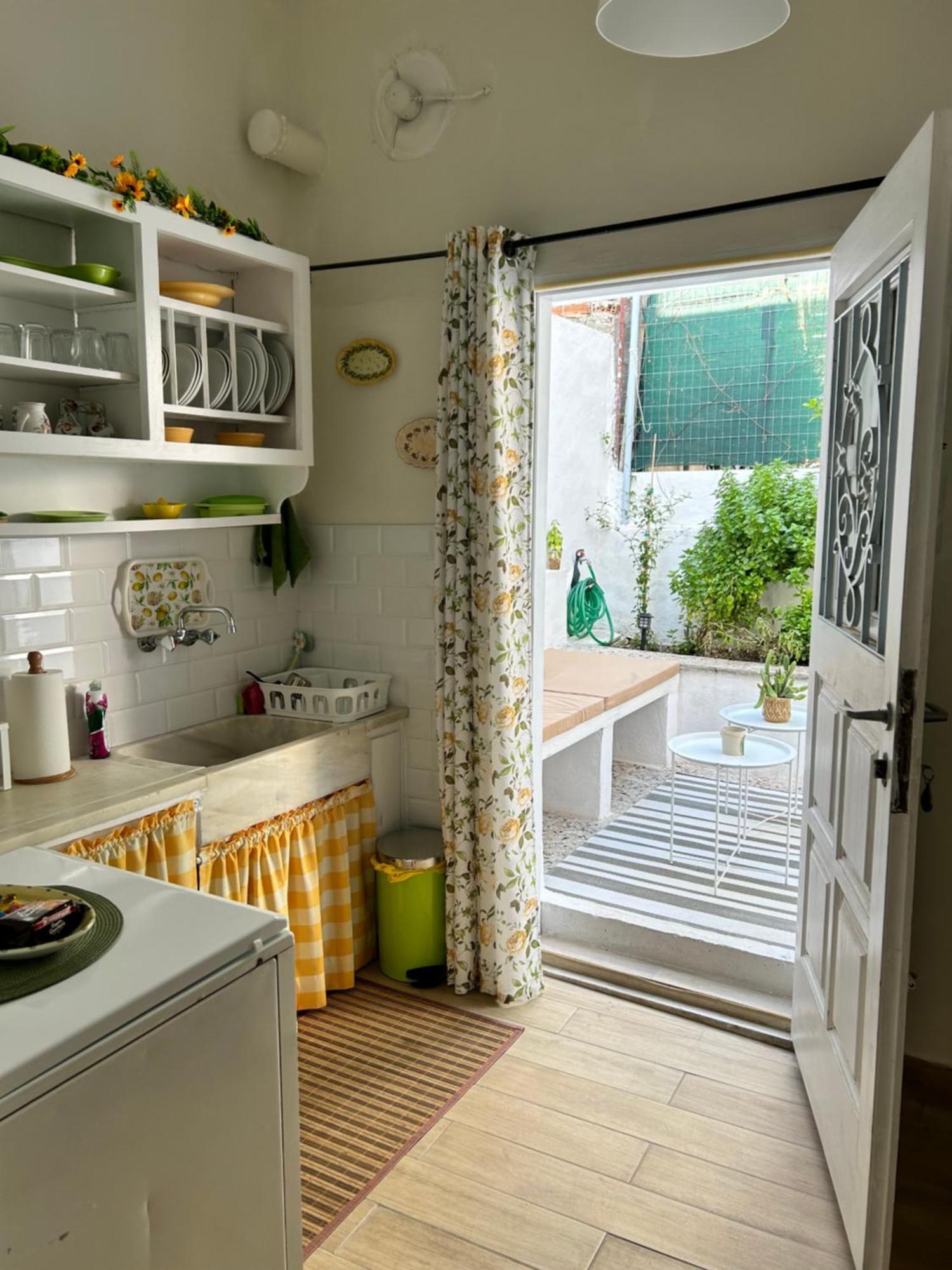 Cozy House With Backyard At Iraklio Attikis Apartment Athens Exterior photo